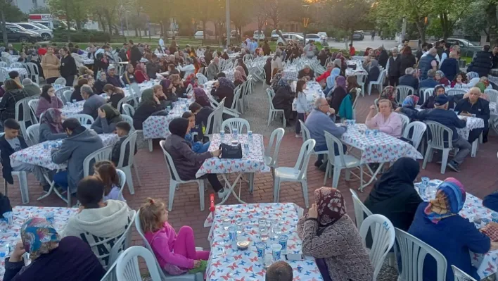 Laleli Mahallesi'nde İmece Usulü Depremzedelere İftar Verildi