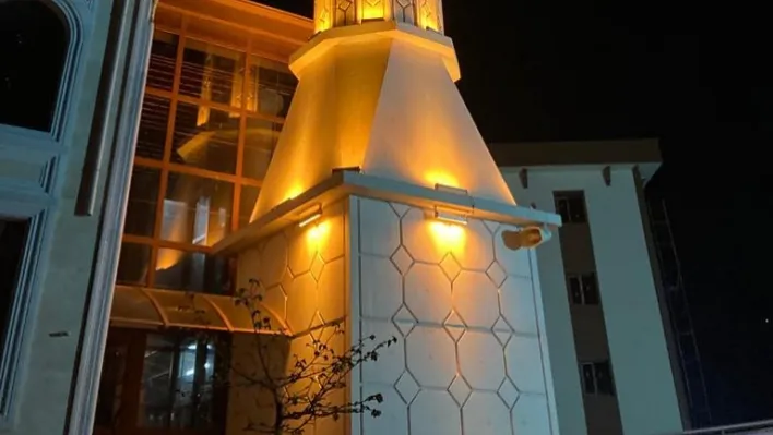 Yeni Karaköy Hafızlık Yatılı Kuran Kursu Camii'nin Aydınlatması Tamamlandı