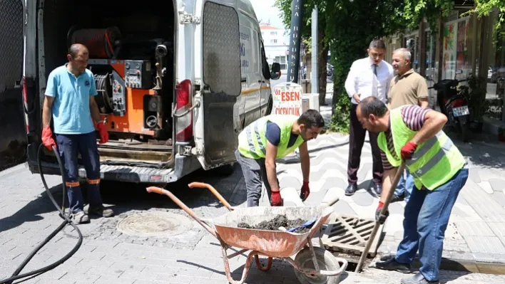 İlçede Yağmursuyu Izgaraları Temizleniyor