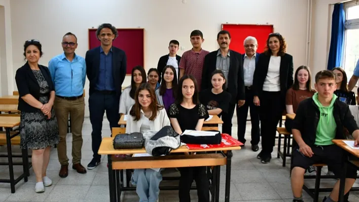 MCBÜ Eğitim Fakültesi Dekanı Prof. Dr. Özbey Öğrencilerin Karne Heyecanına Ortak Oldu