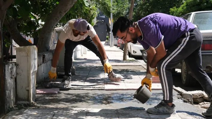 Yunusemre Yenimahalle'de Kaldırımları Onarıyor