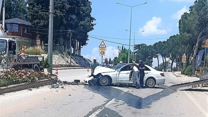 Denizli'de Araç Aydınlatma Direğine Çarptı! 2 yaralı