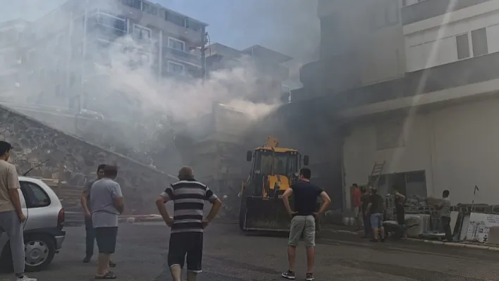 İzmir'de İnşaat Malzemeleri Deposunda Yangın Çıktı!