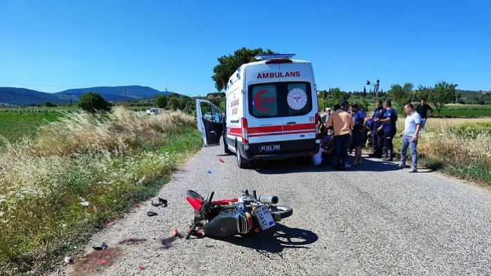 Manisa'da Motosiklet Traktöre Çarptı: 2 Yaralı