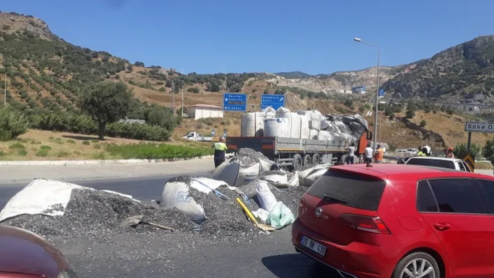 Söke'de OSB kavşağındaki kaza, trafiği felç etti