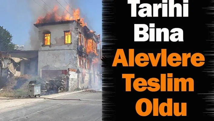 Tarihi Ahşap Bina Çıkan Yangın Sonucu Küle Döndü