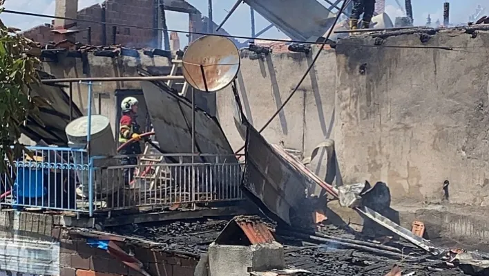 Uşak'ta Çıkan Yangın Müstakil Evi Kullanılmaz Hale Getirdi