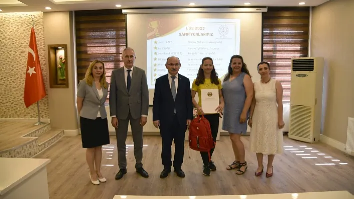 Vali Karadeniz LGS Şampiyonları Ödüllendirildi