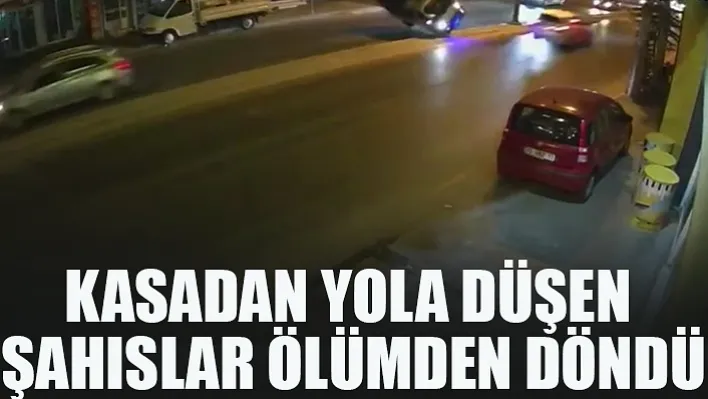 Devrilen kamyonetin kasasında yola böyle düştüler, ölümden kıl payı kurtuldular