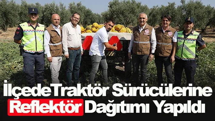 İlçede Traktör Sürücülerine Reflektör Dağıtımı Yapıldı