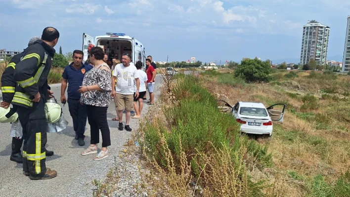 Manisa'da otomobil yol kenarındaki araziye uçtu!