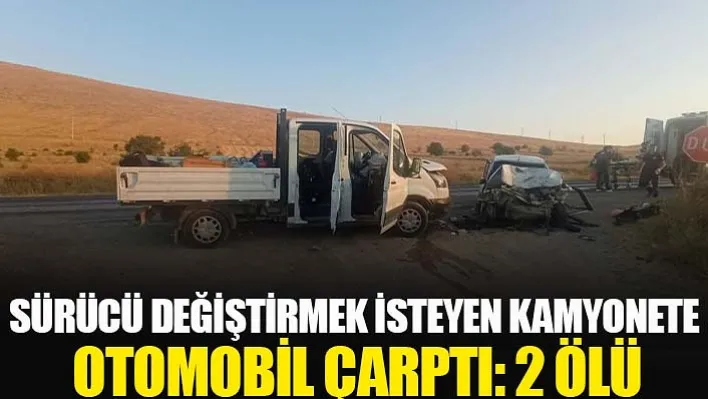 Sürücü Değiştirmek İsteyen Kamyonete Otomobil Çarptı: 2 Ölü