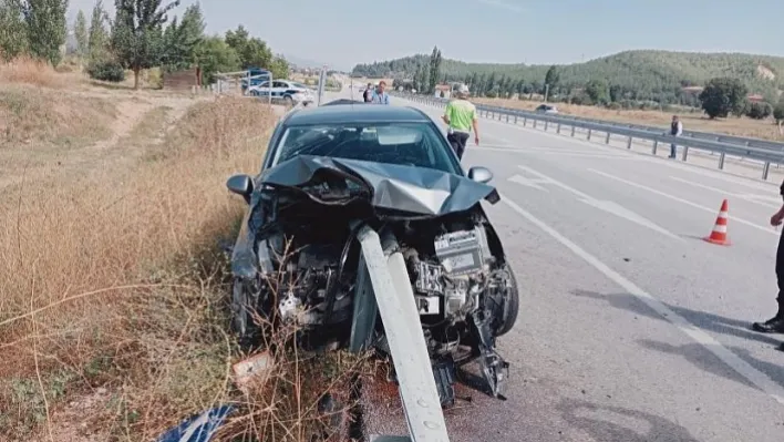 Kütahya'da otomobil bariyerlere saplandı!