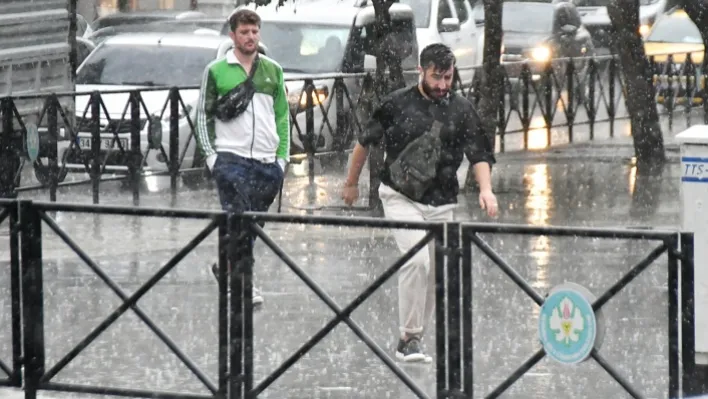 Üzüm üreticisi yağmur yağmasın derken Manisalılar kısmi yağmura çarşıda ve yollarda yakalandı