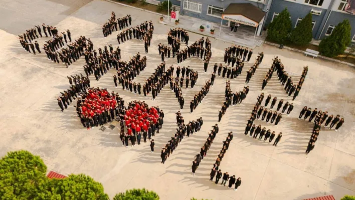 İzmir'de &quotYaşasın Cumhuriyet" koreografisi