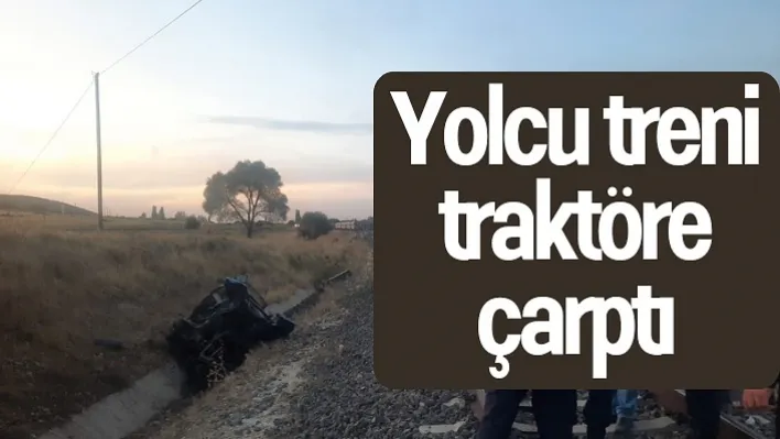 Yolcu treni traktöre çarptı: 1 Ölü