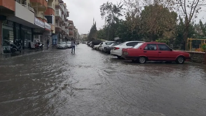 Didim'de sağanak yağış ve fırtına etkili oldu