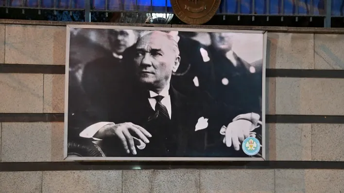 Manisa Batı Kışla duvarlarındaki Atatürk fotoğrafları yenilendi