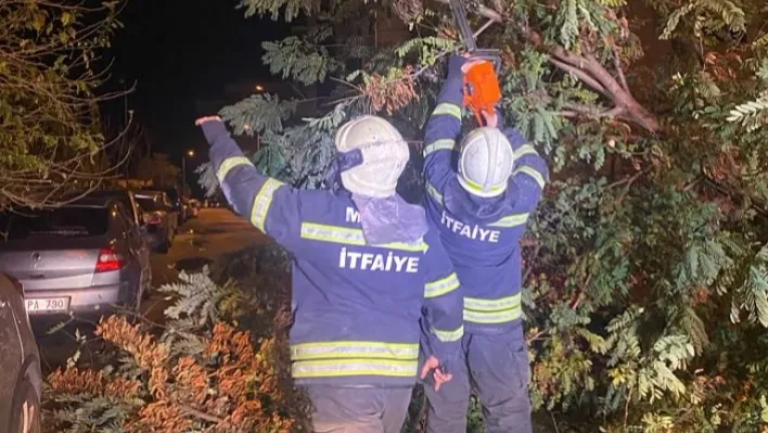 Manisa'da ekipler bin 249 noktada fırtına ve yağışla mücadele etti