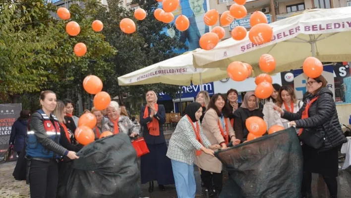 Manisa'da Kadına şiddete dikkat çekmek için yüzlerce balon gökyüzüne bırakıldı