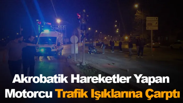 Akrobatik hareketler yapan motorcu trafik ışıklarına çarptı