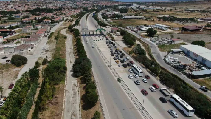 Alaçatı Gişelerinde yüzlerce metre araç kuyruğu