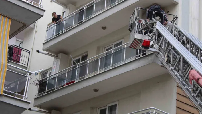 Alkolün dozunu kaçırınca, balkonda sızdı