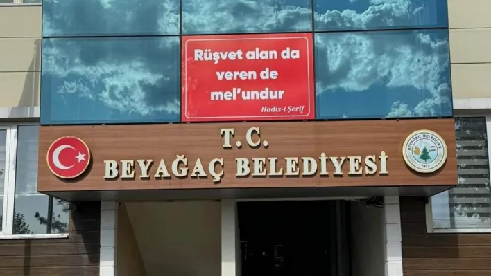 Başkan Pütün belediyenin girişine 'Rüşvet alan da veren de mel'undur' yazısı astı