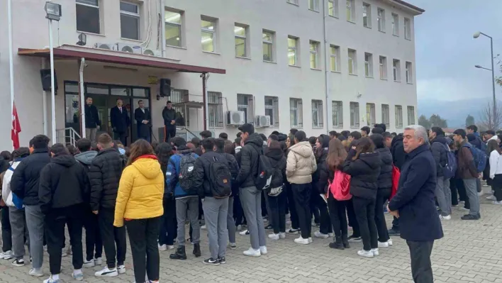 Manisa'da Bayrak töreninde şehitler için saygı duruşu