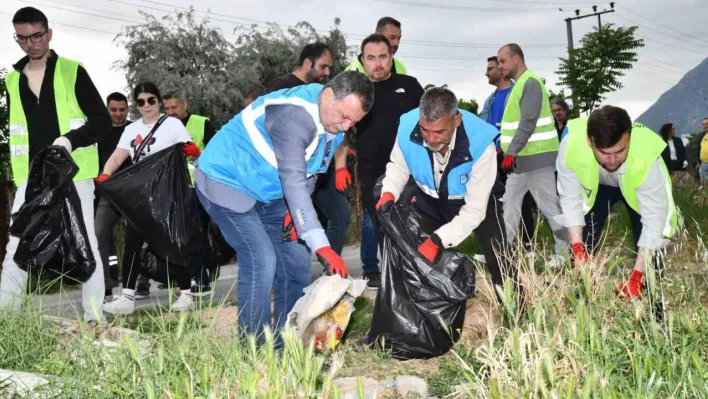 Belediye başkanı ve işçiler 3,5 saat çöp temizledi