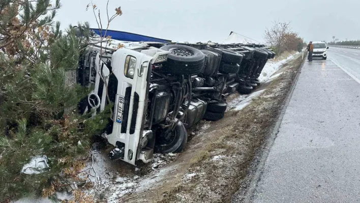 Bira yüklü tır refüje devrildi, 1 kişi yaralandı