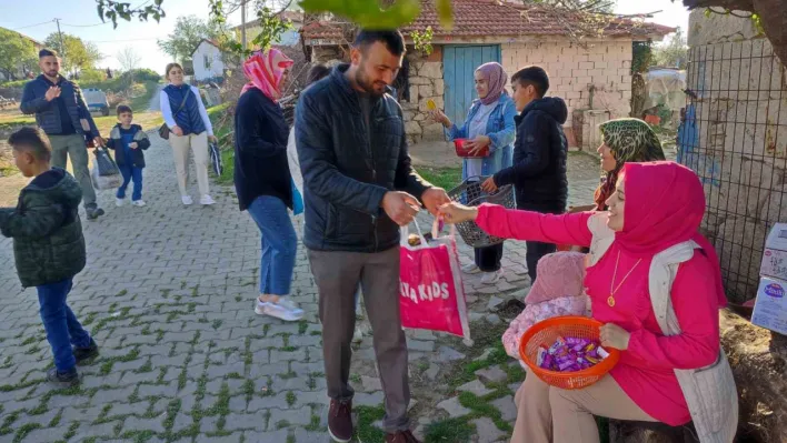 Bu mahallenin genci yaşlısı bayram şekeri topluyor