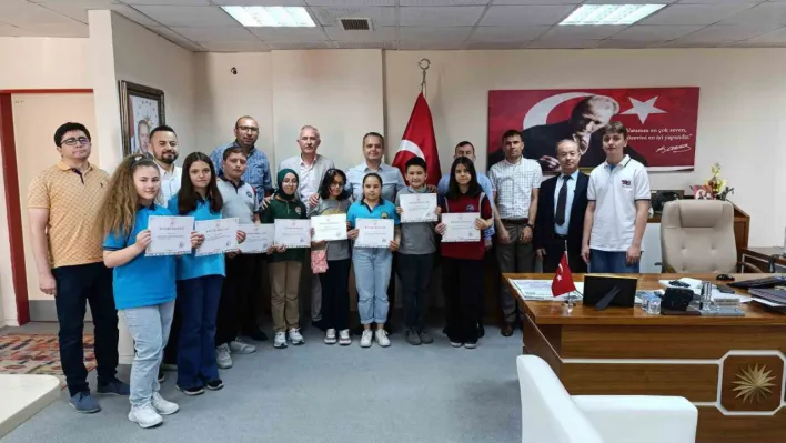 Bursluluk sınavında Türkiye birincisi olan öğrenciler ödüllendirildi