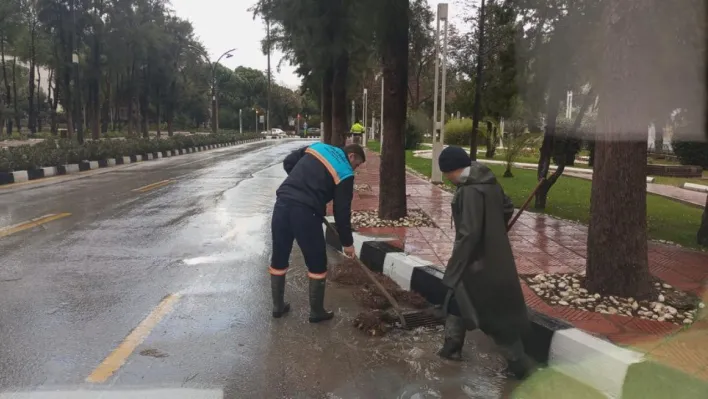 Büyükşehir ve MASKİ Ekipleri Fırtına ve Yağışta Sahadaydı