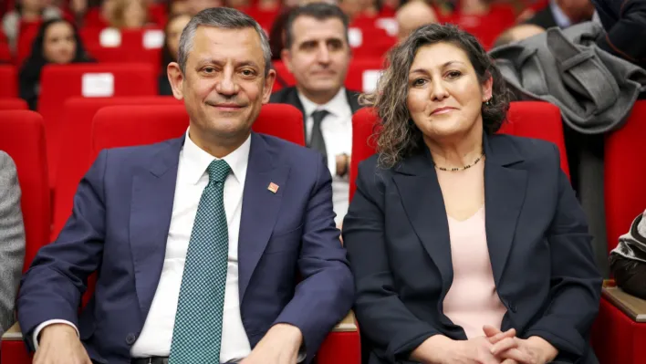 CHP Genel Başkanı Özel, Sevgililer Gününde eşi ile Manisa'da senfoni konserine katıldı