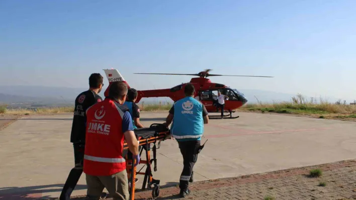 Dağlık alana düşen paraşütçü ambulans helikopterle hastaneye sevk edildi