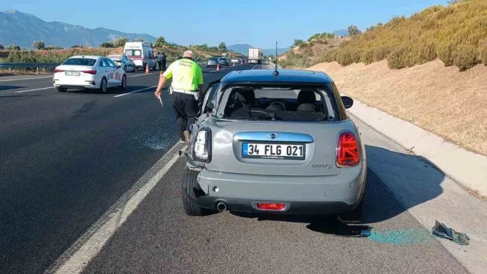 Emniyet şeridinde otomobilden inen sürücüye tır çarptı