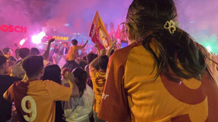 Manisa'da Galatasaray coşkusu... Taraftarlar geceyi meşalelerle aydınlattı