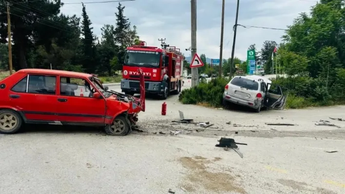 İki otomobilin çarpıştığı kazada 1 kişi öldü, 2 kişi yaralandı