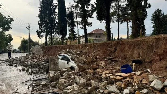 İnşaat halindeki okulun istinat duvarı aracın üzerine çöktü