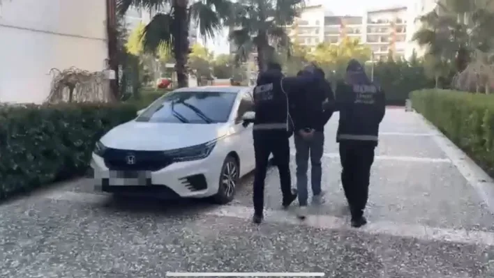 İnterpol tarafından kırmızı bültenle aranan zanlı İzmir'de yakalandı