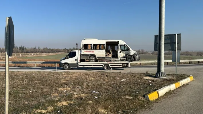 İşçi servisi ile kamyonet çarpıştı, 8 kişi yaralandı