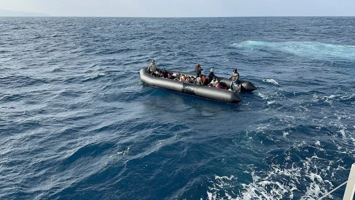 İzmir açıklarında 159 düzensiz göçmen kurtarıldı