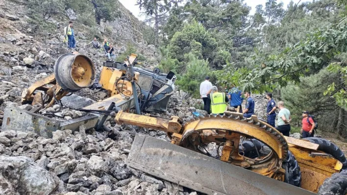 İş makinesi uçuruma yuvarlandı, operatör can verdi