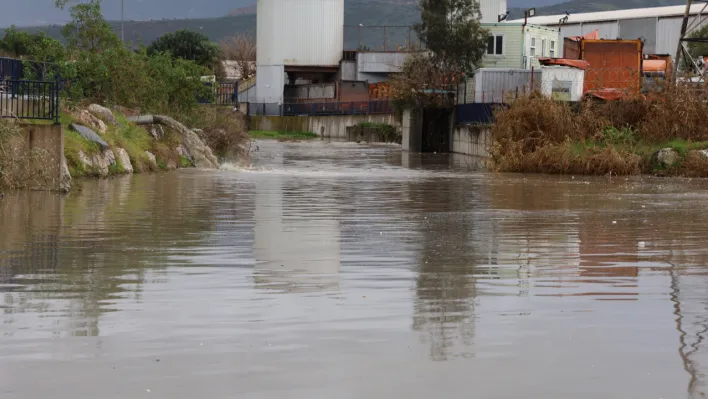 İzmir'de sağanak ve fırtına!