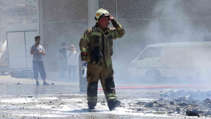 İzmir'deki yangında 3 fabrika, 5 araç zarar gördü