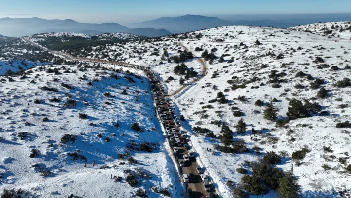 Kar coşkusu spil'de trafiği kilitledi