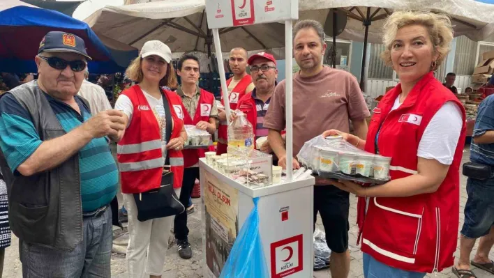 KIzılay'dan pazarcı esnafına limonata ayran ikramı