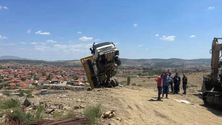 Manisa'da moloz boşaltan kamyon havada asılı kaldı