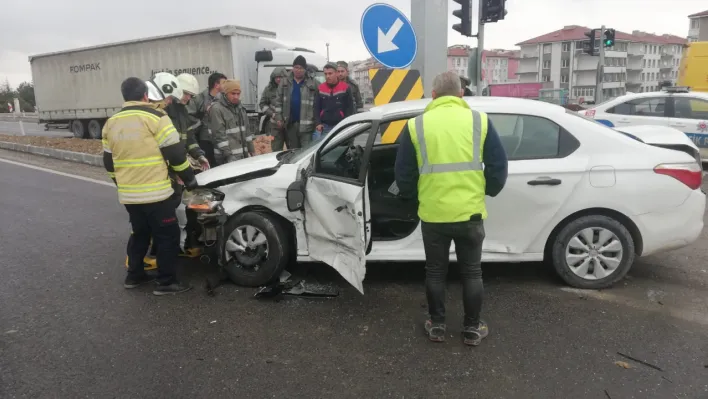 2 otomobil 'Akıllı kavşak'ta çarpıştı: 4 yaralı